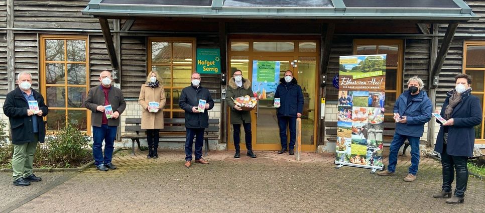 Auf dem Hofgut Serrig wurde der neue Einkaufs- und Genussführer der Regionalinitiative »Ebbes von Hei« vorgestellt.  V.l.:  Achim Laub, Stv. Vorsitzender der Regionalinitiative Ebbes von Hei, Dr. Michael Köbler, Leitung Hofgut Serrig, Stefanie Koch, Geschäftsführerin Saar-Obermosel-Touristik, Bürgermeister Jürgen Dixius, Christoph Halbe, Marketing Hofgut Serrig, Ralf Becker, Vorsitzender der Regionalinitiative Ebbes von Hei,  Klaus Marx, Kassierer in der Regionalinitiative Ebbes von Hei, Walburga Meyer, Geschäftsführerin Tourist-Information Hochwald Ferienland.