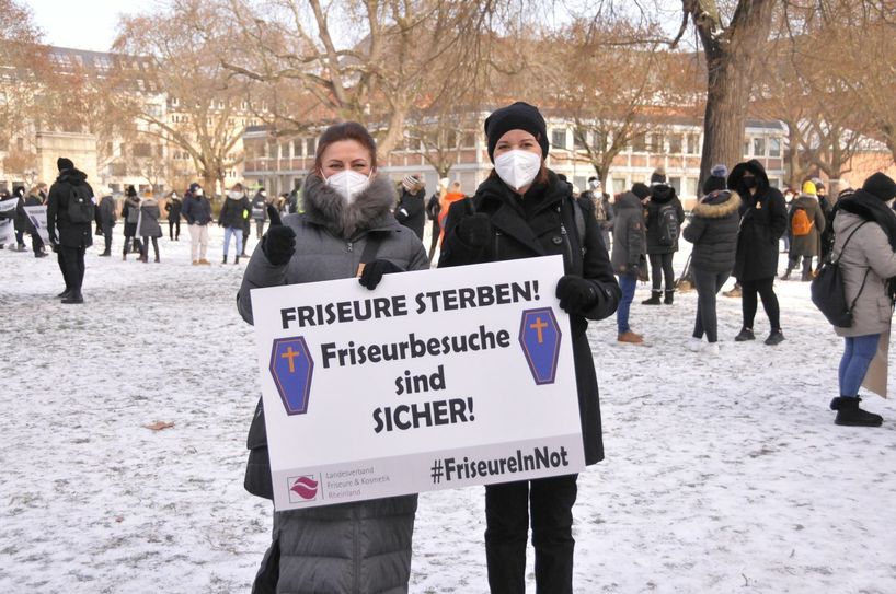 Gerlinde Borrero Wolf und Kerstin Bange als Vorstandsvertreter der Friseur- und Kosmetiker-Innung Rhein-Nahe-Hunsrück. (Foto: Matthias Dietz)