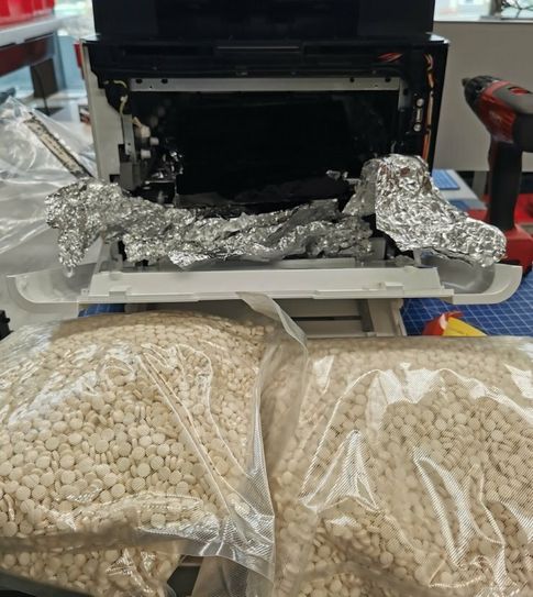 Sichergestellte Amphetamintabletten, versteckt im Inneren eines Multifunktionsdruckers.