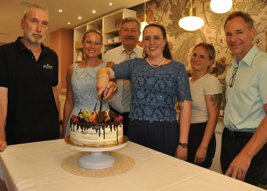 Eine Torte für die Cochemer Weinmajestäten (von links): Konditor Klaus Brücken, Weinprinzessin Tamara, Stadtbürgermeister Walter Schmitz, Weinkönigin Lisa II., Meike Bauermann vom Ferienland Cochem und Laudator Herbert Budweg.