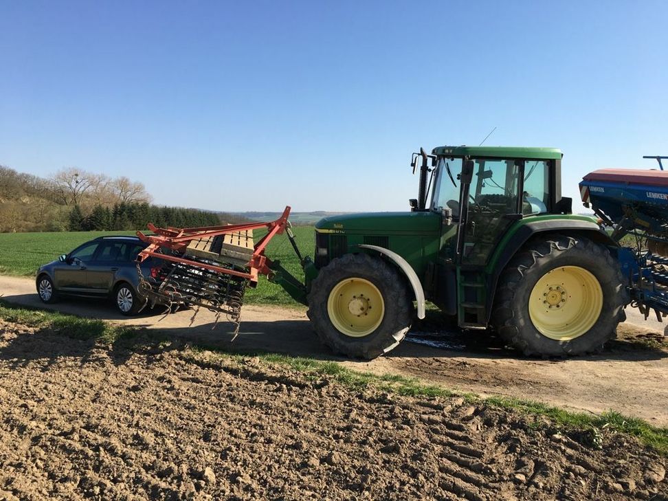 Ein Parkverhalten, das den Landwirten die Zornesröte ins Gesicht treibt.