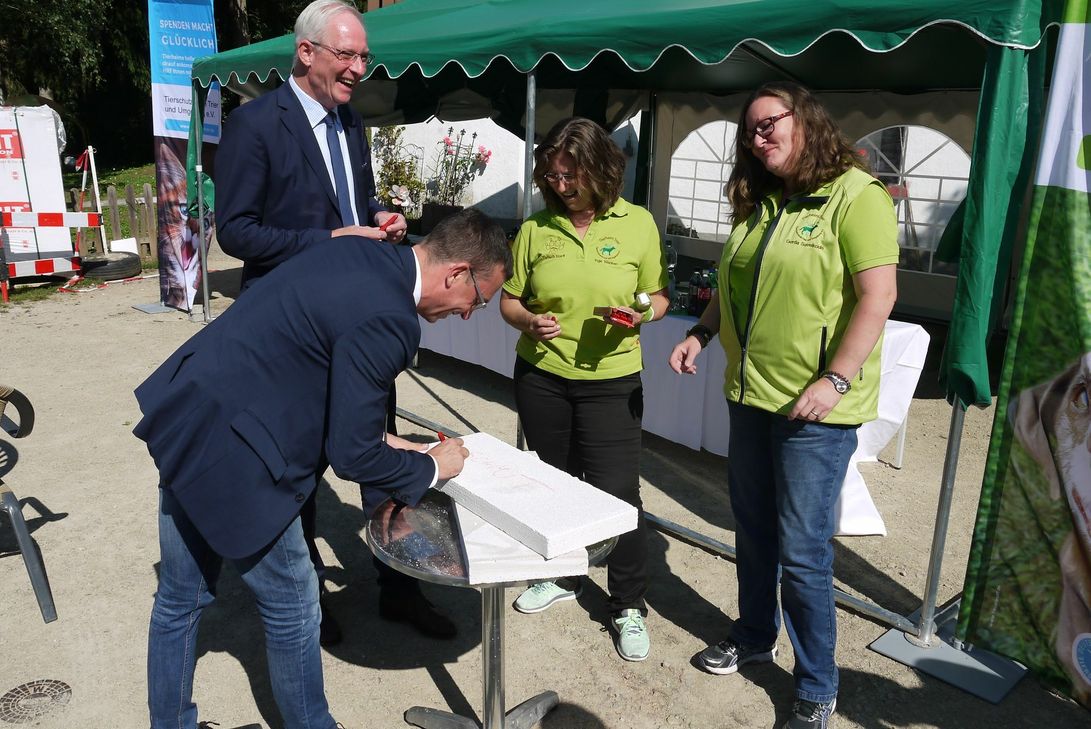 Oberbürgermeister Wolfram Leibe und Dezernent Thomas Schmitt bei der »symbolischen« Signierung der Bausteine, die sichtbar im Neubau verarbeitet werden.