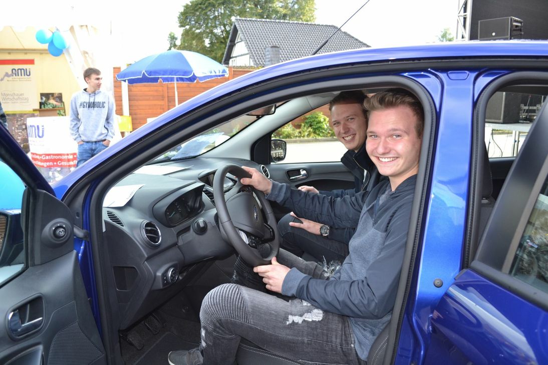 Mit Bruder und Freunden stieg Gino nach der Gewinnübergabe durch den AMU-Vorsitzenden Werner Krickel in seinen neuen »Ford Ka+«.