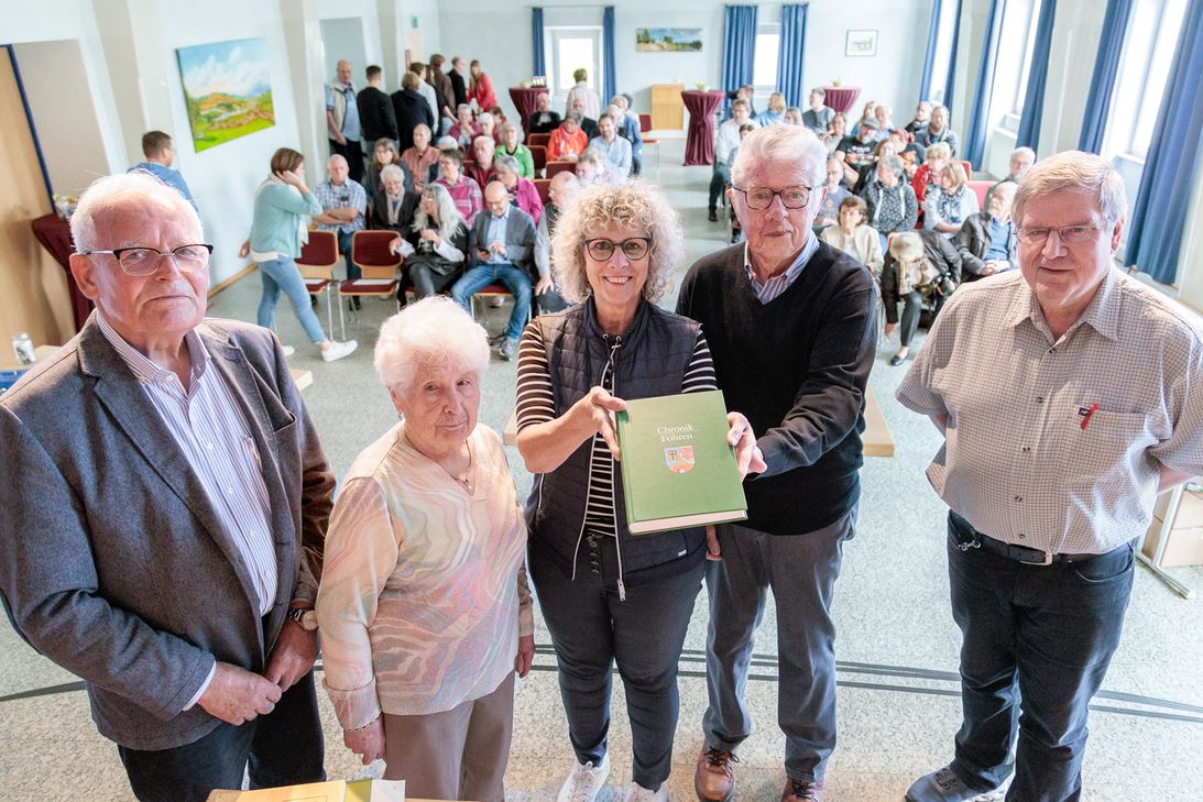 Die Verantwortlichen stellten im Klostersaal des Bürger- und Vereinshauses die neue Dorfchronik der Ortsgemeinde Föhren vor.