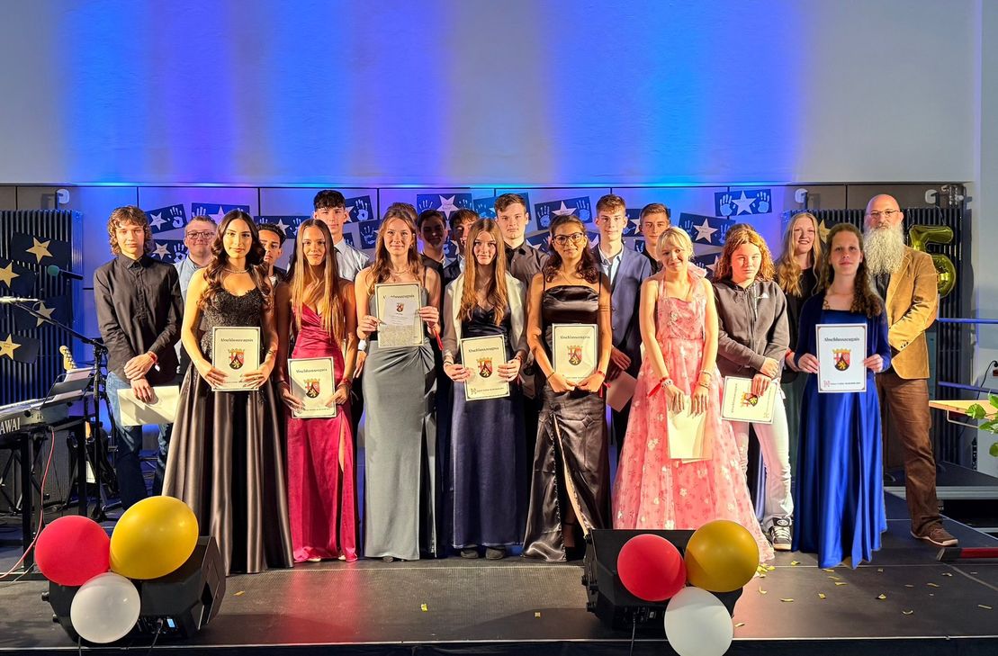 Die Klasse 10b mit Klassenlehrer Herr Meinen und Co-Klassenlehrerin Frau Jagoda.