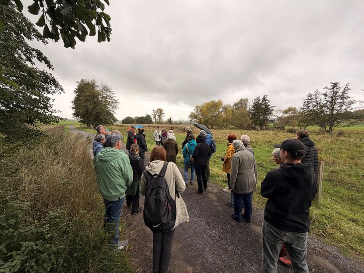 Biotopbetreuer Jörg Hilgers führte die Teilnehmenden durch die Thürer Wiesen und erklärte die Besonderheiten des geschützten Lebensraums.