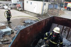 Am Samstagvormittag war ein Container mit Bauabfällen vor dem Krankenhaus St. Marienwörth in Brand geraten.