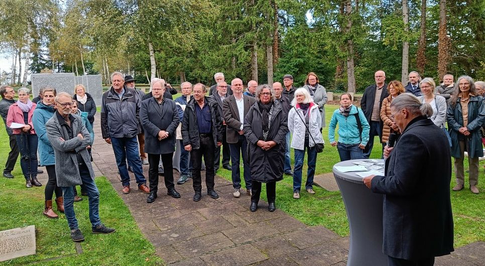 Zum Festakt anlässlich der Neugestaltung der Gräberstätte für sowjetische Zwangsarbeiter an der L166 zwischen Kesternich und Rurberg konnte Bürgermeister Bernd Goffart viele Gäste begrüßen.