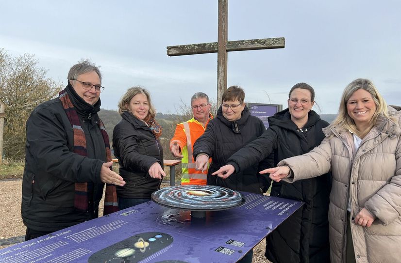 »Da liegt der neue SternenBlick Rohr« - eine kleine Kugel markiert den Standort auf dem Modell der Milchstraße.