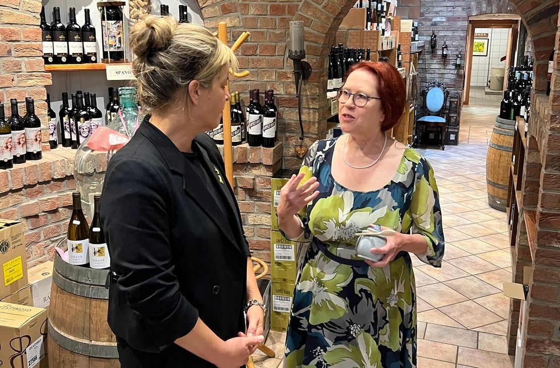 Mona Neubaur zeigte sich begeistert von der Tradition in der Senfmühle von Ruth Breuer oder in einer neuen Weberei, die in Monschau gelebt oder neu entfacht wird.