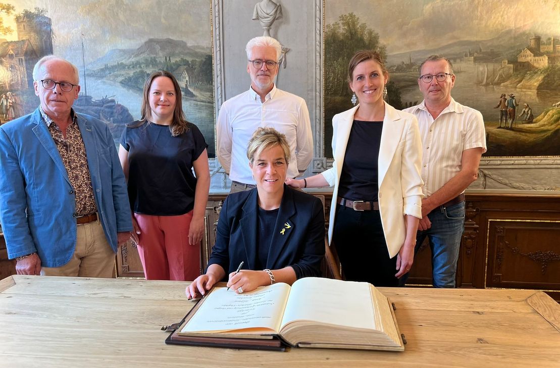 Ein Eintrag ins Goldene Buch im tollen Ambiente des Hauses Troistorff durfte bei der Sommertour der NRW-Wirtschaftsministerin natülrich nicht fehlen.