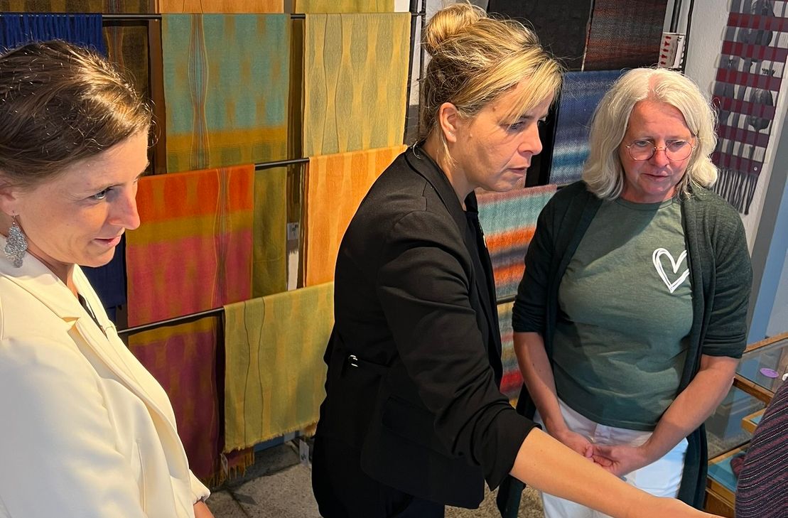 Mona Neubaur zeigte sich begeistert von der Tradition in der Senfmühle von Ruth Breuer oder in einer neuen Weberei, die in Monschau gelebt oder neu entfacht wird.