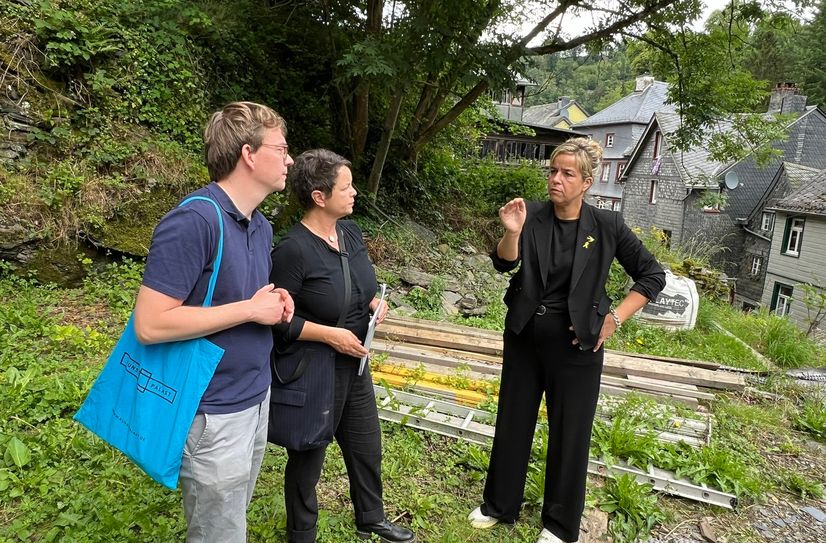 Das Ambiente des Viertelhauses, das von der ISG Monschau saniert wird, begeisterte Mona Neubaur sehr.
