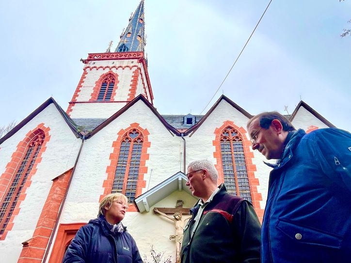 Von rechts: Pastor Peter Lönarz (63), Kirchen-Verwaltungsrat Thomas Körtgen (57) und Küsterin Ursula Zenz (55) stehen vor der historischen Pfarrkirchen in Ediger. Das Bauwerk darf nicht mehr betreten werden. Es besteht Einsturzgefahr.