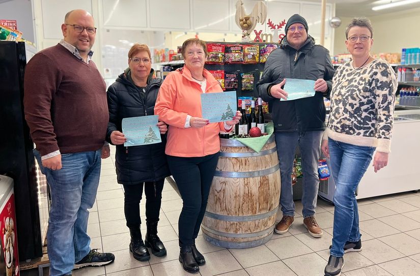 Mit einem Gewinnspiel in der Weihnachtszeit hat  der Vorstand des Mützenicher Konsums die treuen Kunden belohnt, die sich nun über Einkaufsgutscheine freuen dürfen.
