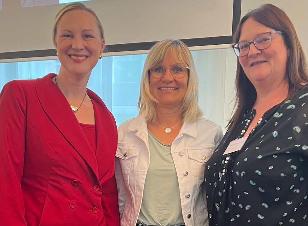 V.l.: Sozialministerin Dörte Schall, Gemeindeschwesternplus Margit Klein und Diana Scholten-Schwab.