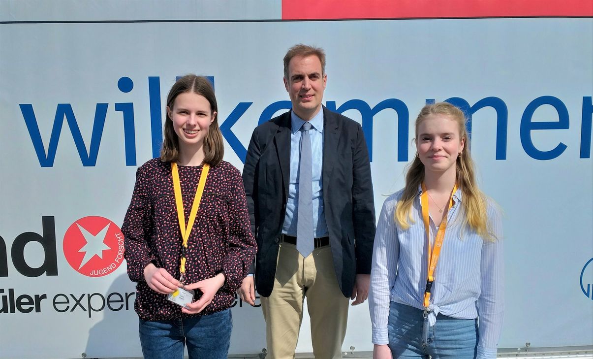 Lina Brittner und Laura Elvert mit ihrem Lehrer Dr. Marc Bauch.