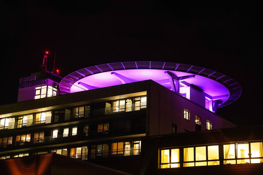 Der Hubschrauberlandeplatz am Klinikum Mutterhaus erstrahlt im Zeichen der Unterstützung der Patienten in lila und macht auf die Bedeutung von Behandlungsfortschritten in der Therapie von Bauchspeicheldrüsenkrebs aufmerksam.