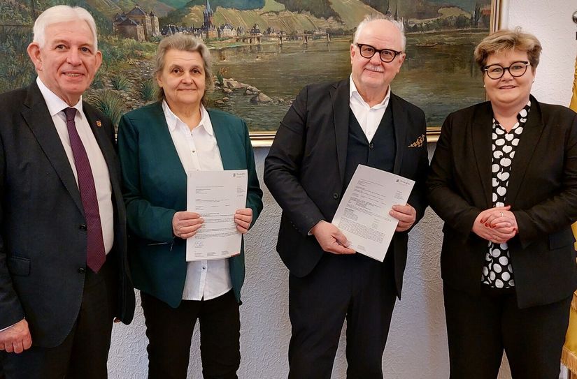 (v.l.): Leo Wächter (VG-Bürgermeister Bernkastel-Kues), Gertrud Weydert (Ortsvorsteherin Wehlen), Wolfgang Port (Stadtbürgermeister Bernkastel-Kues) und Bettina Brück (Staatssekretärin).