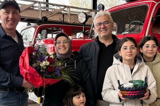 Christoph König bei der Übergabe der Blumen an Familie Okdemir aus Morbach.