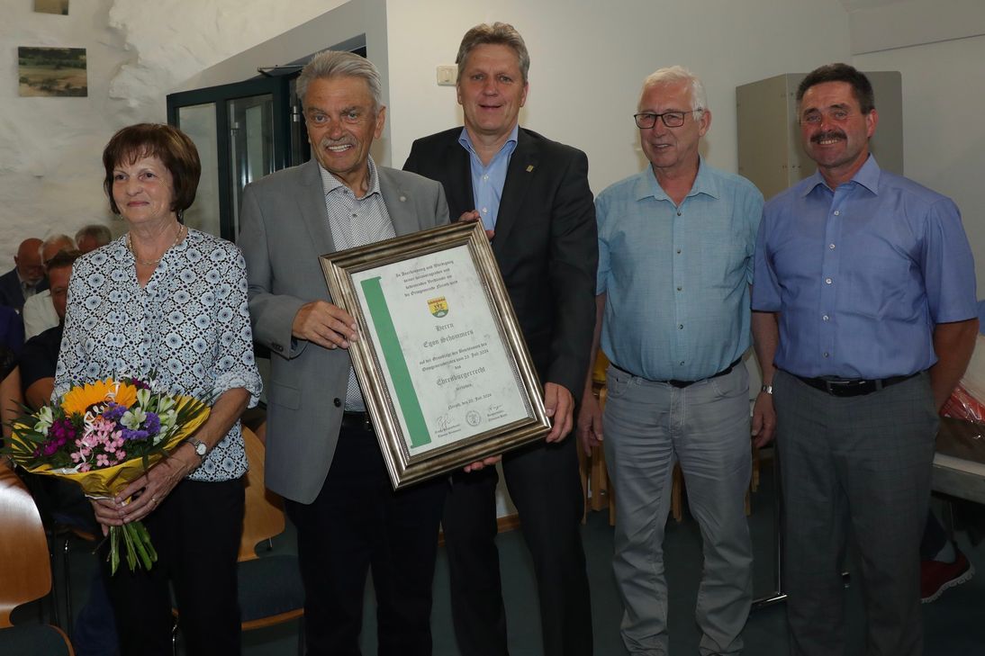 Partnerin Anneliese Stadtfeld, Ehrenbürger Egon Schommers, Bürgermeister Hans Peter Böffgen, zweiter Beigeordneter Nikolaus Hayer, Erster Beigeordneter Thomas Brokonier (v.l.).
