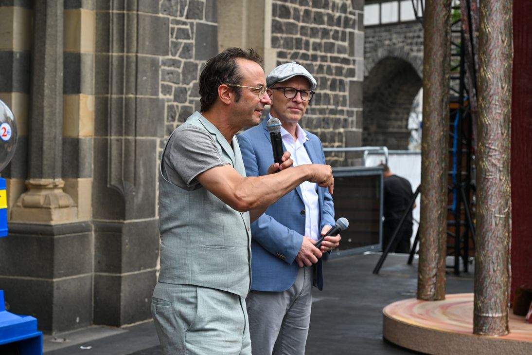 Intendant Alexander May (l.) und Oberbürgermeister Dirk Meid begrüßen die Premierengäste.