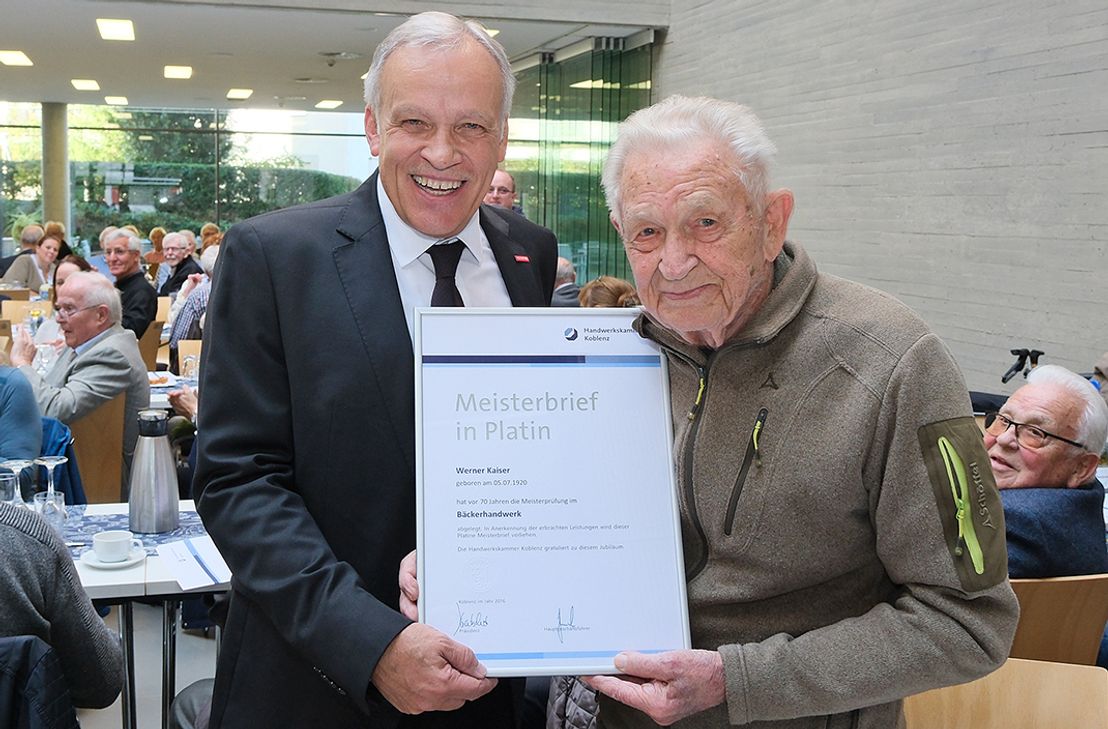 Bäckermeister Werner Kaiser aus Boppard ist der älteste Altmeister in der 61-jährigen Geschichte dieser Veranstaltung. Der rüstige Senior ist sagenhafte 103 Jahre alt und bäckt noch immer regelmäßig sein Brot - im Bild bei der Übergabe seines Platin-Meisterbriefes durch HwK-Präsident Kurt Krautscheid (links).