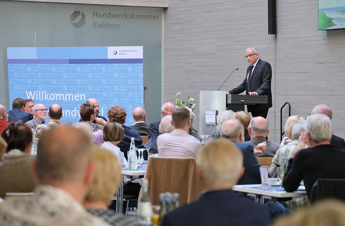 HwK-Präsident Kurt Krautscheid konnte 211 Altmeisterinnen und Altmeister zu ihrer Feier im Zentrum für Ernährung und Gesundheit begrüßen.