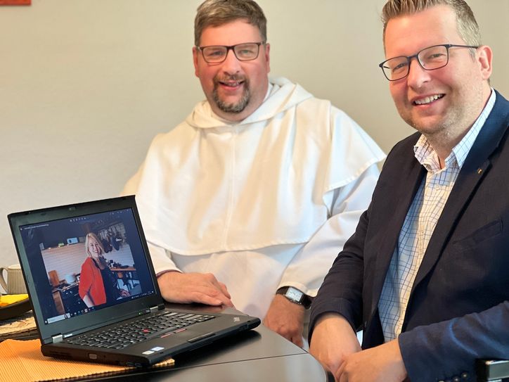 Freuen sich auf das Kulturprogramm 2024: Pater Albert Seul und  Tobias Marenberg, ehrenamtlicher Veranstaltungskoordinator.