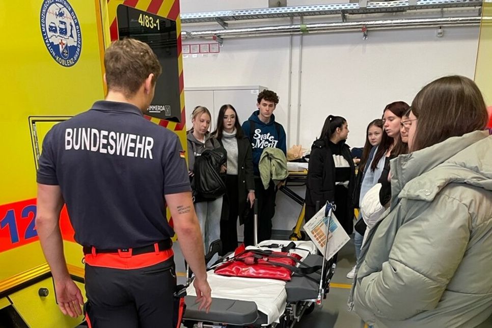 Oberstufenschüler der IGS Salmtal konnten am Bundeswehrzentralkrankenhaus in Koblenz eine nicht alltägliche Erfahrung im Sinne der Unfallprävention