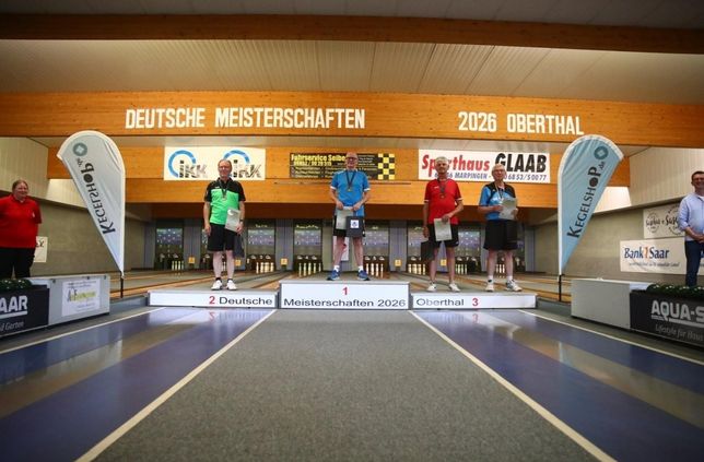 Das Foto zeigt die Siegerehrung in Obertal (von links nach rechts: Wolfgang Gerhardus (VHK Herne), Hilbert Wagner (KV Mittelsaar), Peter Roth (Saartal Saarburg) und Helmut Abeln (Quakenbrück SK)