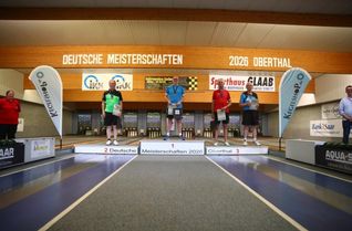 Das Foto zeigt die Siegerehrung in Obertal (von links nach rechts: Wolfgang Gerhardus (VHK Herne), Hilbert Wagner (KV Mittelsaar), Peter Roth (Saartal Saarburg) und Helmut Abeln (Quakenbrück SK)