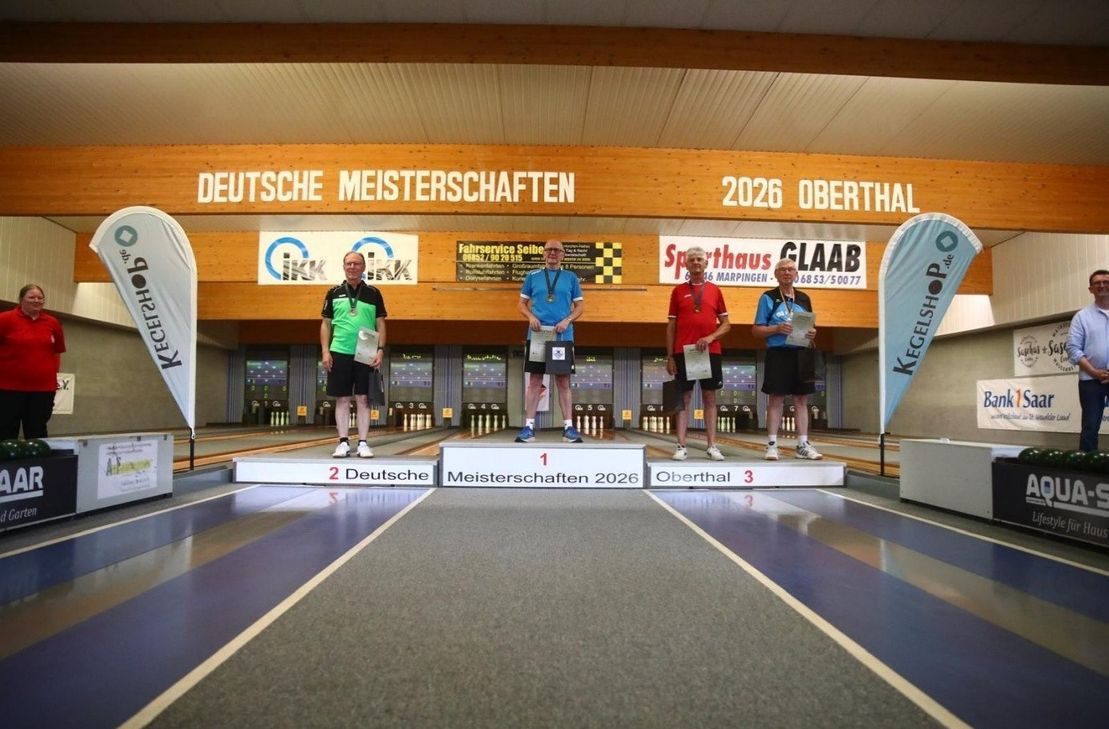 Das Foto zeigt die Siegerehrung in Obertal (von links nach rechts: Wolfgang Gerhardus (VHK Herne), Hilbert Wagner (KV Mittelsaar), Peter Roth (Saartal Saarburg) und Helmut Abeln (Quakenbrück SK)