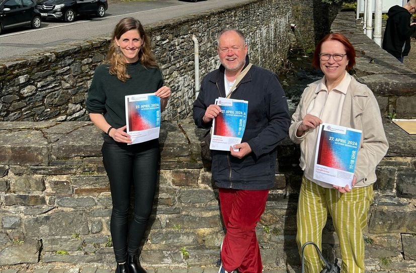 Handwebermeister Christoph Ehrhardt (Bildmitte) freut sich gemeinsam mit Ruth Breuer und Monschaus Bürgermeisterin Dr. Carmen Krämer auf die »mon-textil-schau«, die zudem von Handwebmeisterin Daniela Flinspach, Regionalhistorikerin Gabriele Harzheim und Rita Johannleweling organisiert wurde.