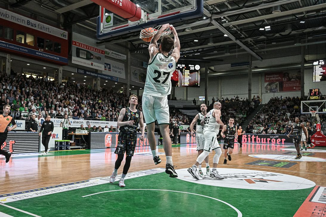 Moritz Krimmer beim Dunk mit der Nummer 27 bei den Gladiators Trier