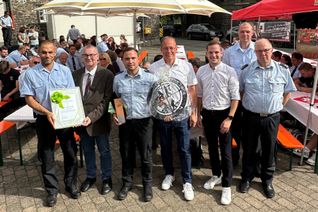 Gratulation für 100 Jahre Freiwillige Feuerwehr Thür (von links): Kevin Gehlen, stellvertretender Wehrführer Freiwillige Feuerwehr Thür, Landrat Dr. Alexander Saftig, Max Lipke, Wehrführer Freiwillige Feuerwehr Thür, Jörg Lempertz, Bürgermeister VG Mendig, Lukas Ellerich, Ortsbürgermeister Thür, Tim Skubch, stellvertretender Wehrleiter VG Mendig, und Hermann-Peter Heuft, stellvertretender Wehrleiter VG Mendig.