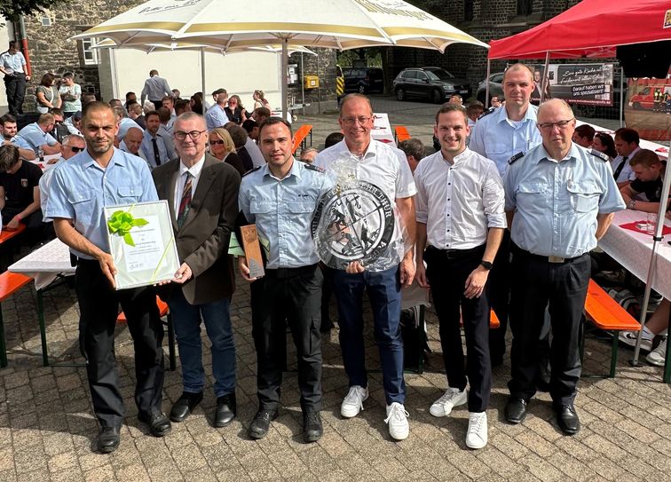 Gratulation für 100 Jahre Freiwillige Feuerwehr Thür (von links): Kevin Gehlen, stellvertretender Wehrführer Freiwillige Feuerwehr Thür, Landrat Dr. Alexander Saftig, Max Lipke, Wehrführer Freiwillige Feuerwehr Thür, Jörg Lempertz, Bürgermeister VG Mendig, Lukas Ellerich, Ortsbürgermeister Thür, Tim Skubch, stellvertretender Wehrleiter VG Mendig, und Hermann-Peter Heuft, stellvertretender Wehrleiter VG Mendig.