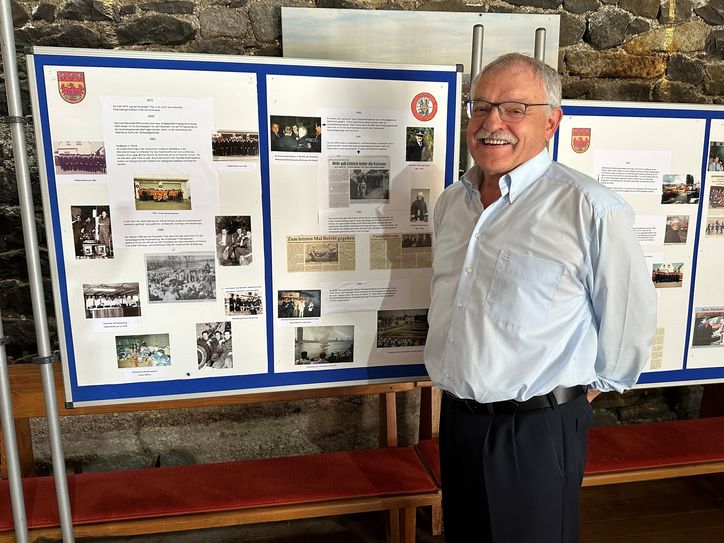 Der Ehrenwehrleiter der VG Mendig, Franz-Josef Geilen, hatte eine Chronik zum 100-jährigen Bestehen der Freiwilligen Feuerwehr Thür erstellt, die während des Jubiläums auf Schautafeln ausgestellt war.