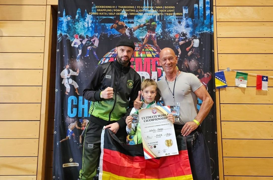 Valentin mit seinem Vater und Trainer Berat bei der Weltmeisterschaft im Oktober, bei der er Vizeweltmeister wurde.