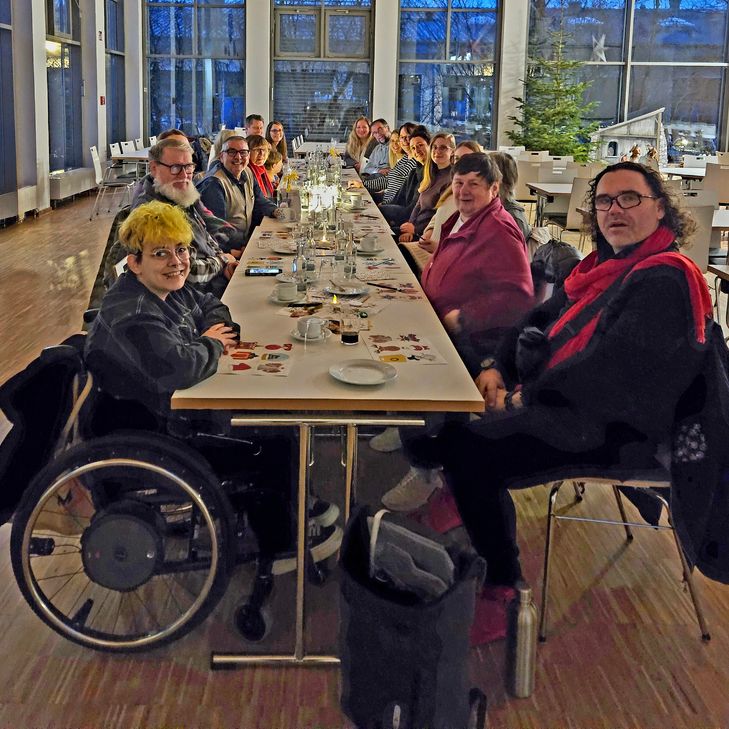 Die Mitglieder des Netzwerks Teilhabe freuten sich über die gelungene Weihnachtsfeier.