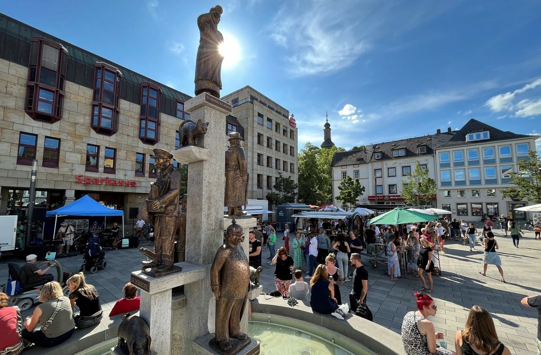 Der Feierabendmarkt soll auch 2024 wieder zahlreiche Besucher auf den Kornmarkt locken. Noch bis 20. Januar können sich Beschicker und Bands bewerben.