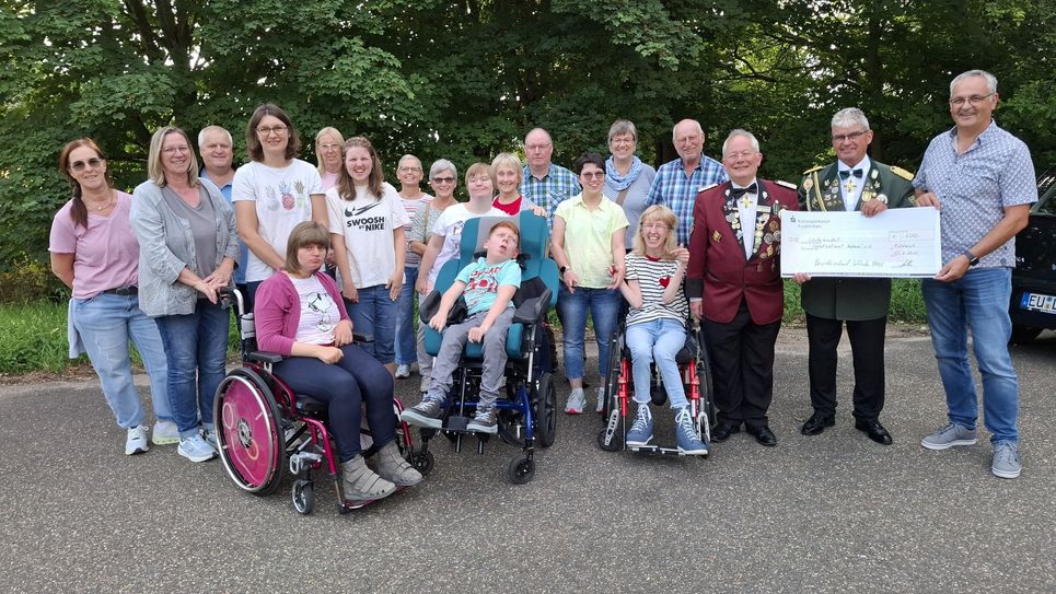 Mit 600 Euro unterstützen die Schützen die Initiative »Selbstbestimmt Wohnen«.   Das Geld wurde beim Bezirksschützenfest gesammelt.