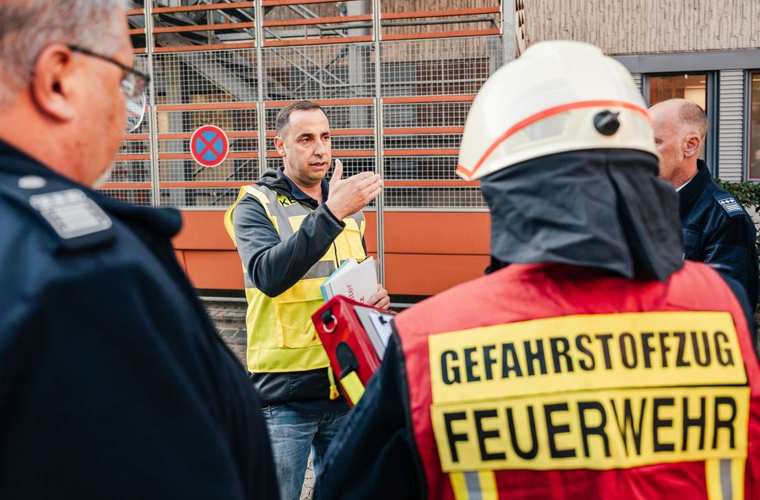 Peter Krebs von den Diakonie Kliniken Hunsrück übernimmt die Koordination der Einsatzkräfte vor Ort.