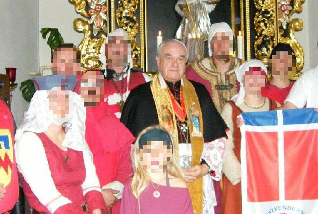 Edmund Dillinger, Ehrendomherr und Bundesverdienstkreuz-Träger, starb im November 2022. Nach dem Tod des Trierer Bistumspriesters fand sein Neffe Steffen Dillinger im Haus des Onkels im saarländischen Friedrichsthal umfangreiches fotografisches und filmisches Material, das jahrzehntelangen sexuellen Missbrauch von Jugendlichen belegt