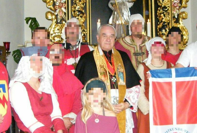 Edmund Dillinger, Ehrendomherr und Bundesverdienstkreuz-Träger, starb im November 2022. Nach dem Tod des Trierer Bistumspriesters fand sein Neffe Steffen Dillinger im Haus des Onkels im saarländischen Friedrichsthal umfangreiches fotografisches und filmisches Material, das jahrzehntelangen sexuellen Missbrauch von Jugendlichen belegt