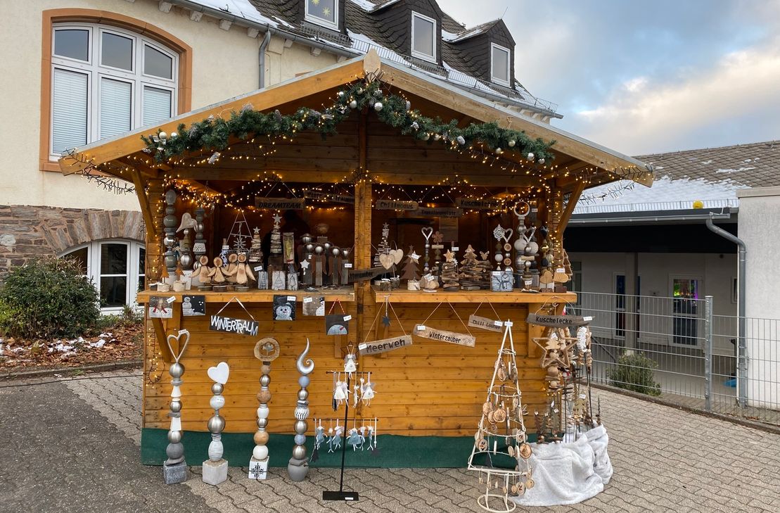 Verschiedene Stände verkaufen ihre Produkte auf dem Weihnachtsmarkt.