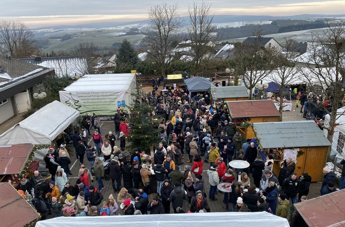 Viele Menschen besuchten den 12. Weihnachtsmarkt in Pellingen.