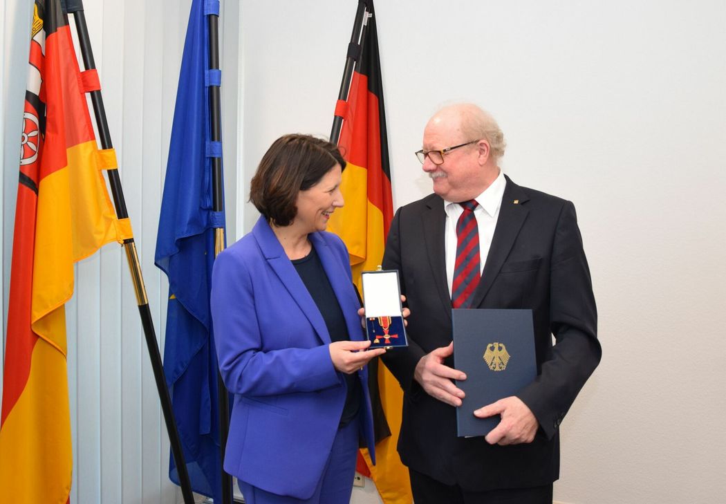 Wirtschafts- und Weinbauministerin Daniele Schmitt überreicht Rolf Haxel das Verdienstkreuz am Bande des Verdienstordens der Bundesrepublik Deutschland.