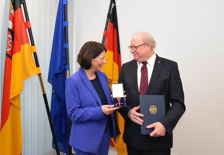 Wirtschafts- und Weinbauministerin Daniele Schmitt überreicht Rolf Haxel das Verdienstkreuz am Bande des Verdienstordens der Bundesrepublik Deutschland.