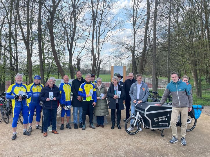 Vertreter des Kreises Euskirchen, des Naturpark Rheinland, des Landschaftsverbands Rheinland (LVR), der Nordeifel Tourismus GmbH und der Gemeinde Weilerswist eröffneten gemeinsam den neuen Erft-Radweg. Foto: Gemeinde Weilerswist